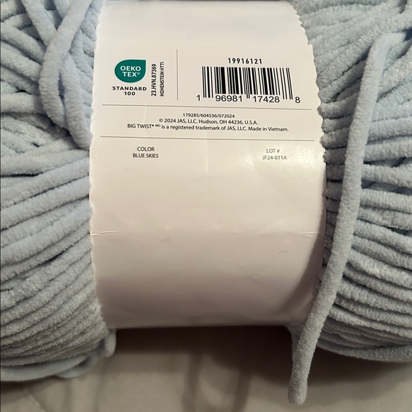 Big Twist Baby Bear Yarn blue skies 2 skeins - Picture 5 of 6